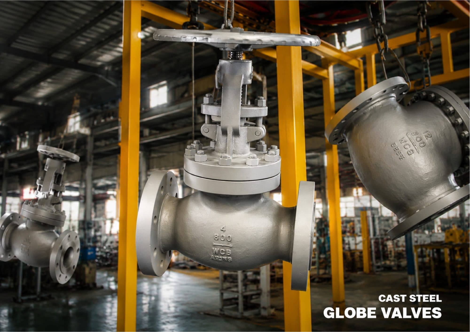 Válvulas globo em aço fundido suspensas em galpão industrial
